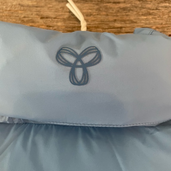 Aritzia TNA Mega Puff VEST - Picture 3 of 10